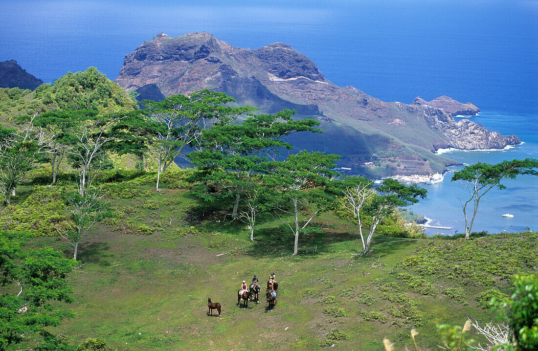 Reiter nahe dem Muake Sattel auf der Insel Nuku Hiva, Französisch Polynesien