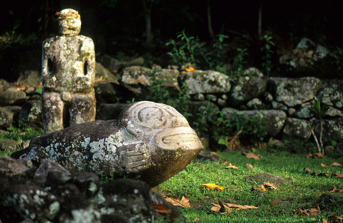 Verwitterte Steinfiguren an der archäologischen Stätte Puamau auf der Insel Hiva Oa, Französisch Polynesien