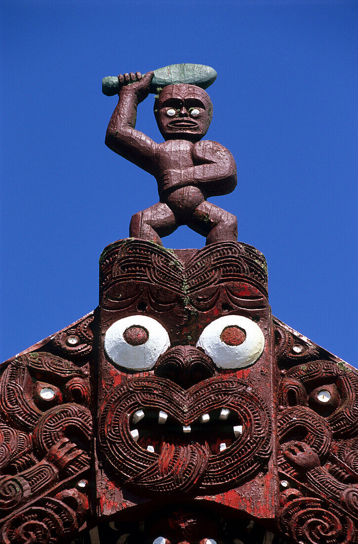 Hölzerne Skulpturen an einem Marea, Versammlunghaus der Maori in Rotorua, Nordinsel, Neuseeland