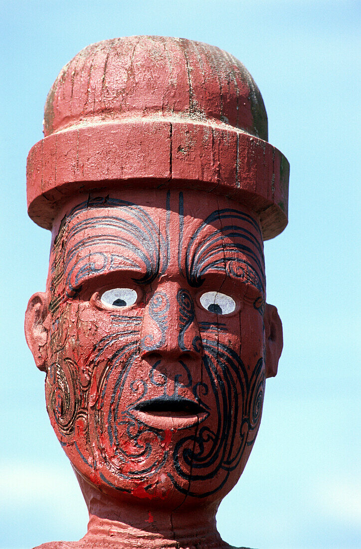 Hölzerne Skulptur an einem Marea, einem Versammlunghaus der Maori in Rotorua, Nordinsel, Neuseeland