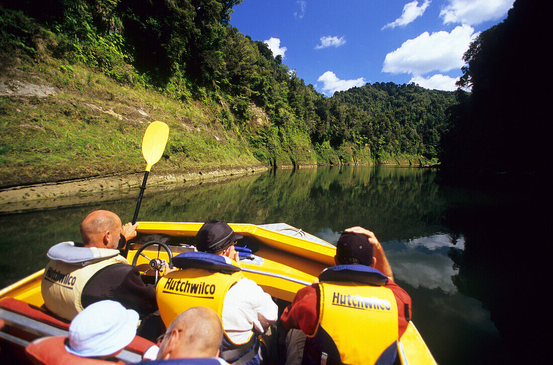 Menschen fahren mit dem Motorboot auf dem Wanganui Fluss, Nordinsel, Neuseeland