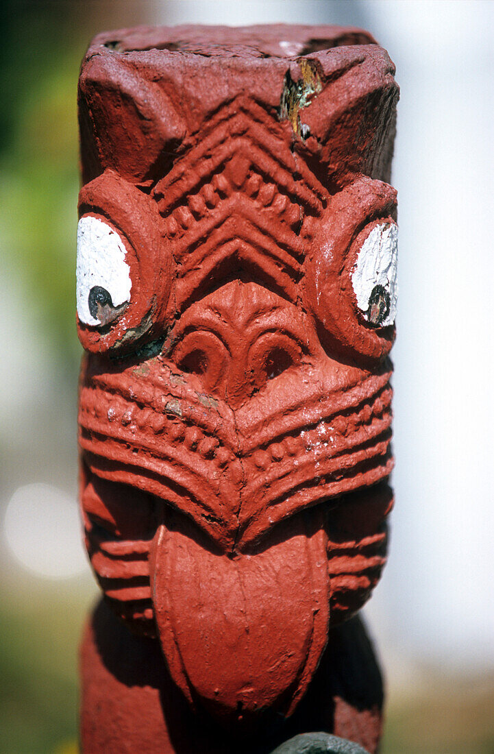 Hölzerne Skulptur an einem Marea, Versammlunghaus der Maori in Rotorua, Nordinsel, Neuseeland