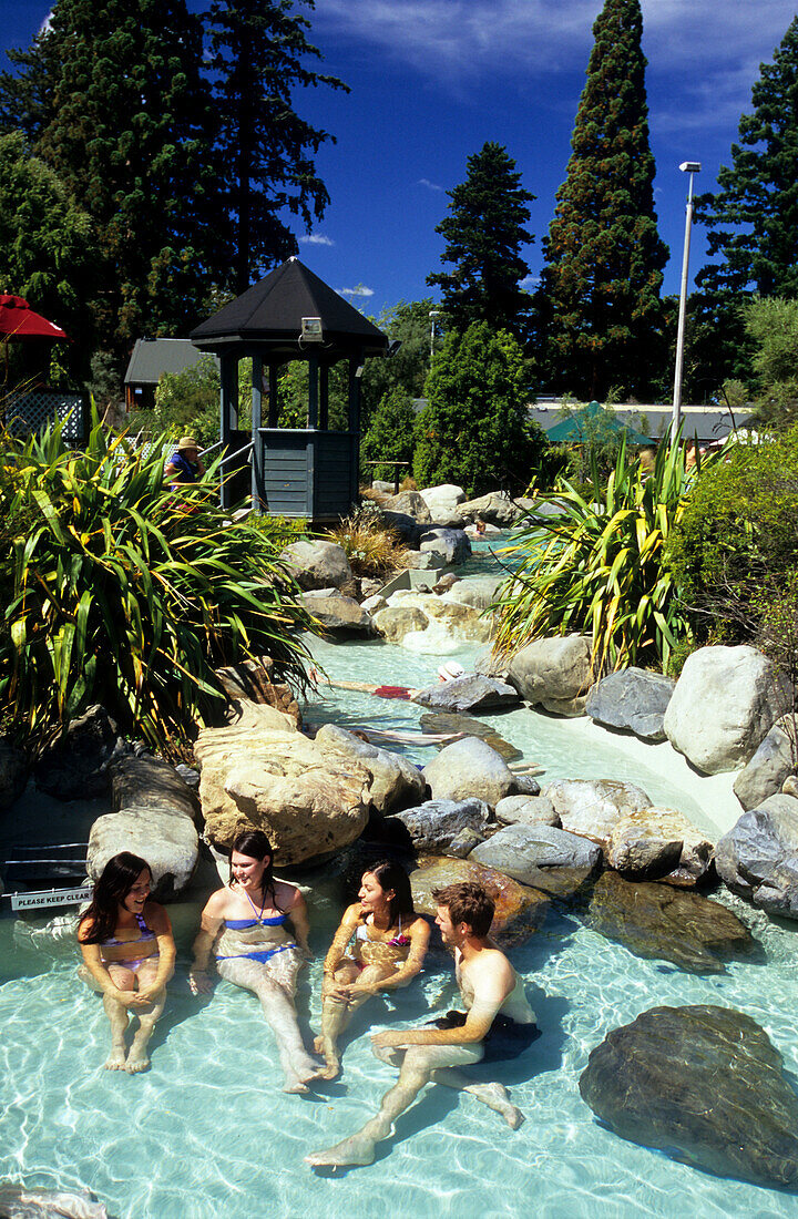 Menschen baden in den heissen Quellen von Hanmer Springs, Südinsel, Neuseeland