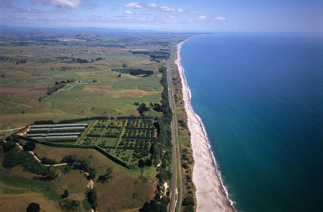 Luftaufnahme vom weitläufigen Strand der Hawke Bucht, Nordinsel, Neuseeland