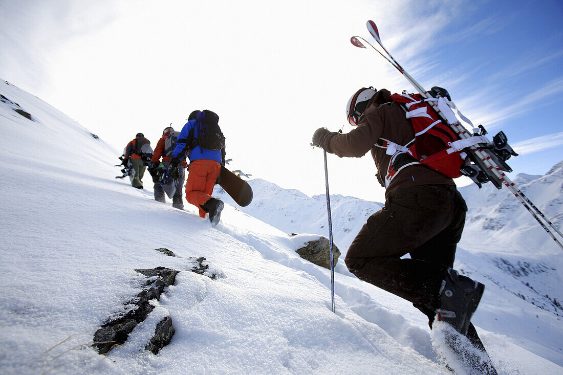 Skifahrer und Snowboarder beim Aufstieg, See, Skigebiet Paznaun, Tirol, Österreich
