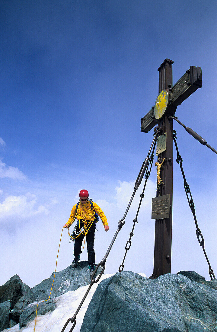 Bergsteiger am Gipfelkreuz, Großglockner, Nationalpark Hohe Tauern, Österreich
