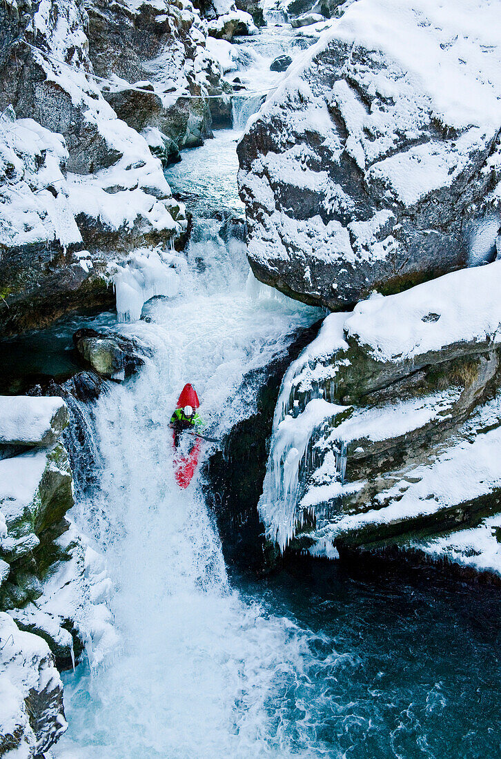 Kajakfahrer im Strumboding Wasserfall im Winter, Oberösterreich, Österreich