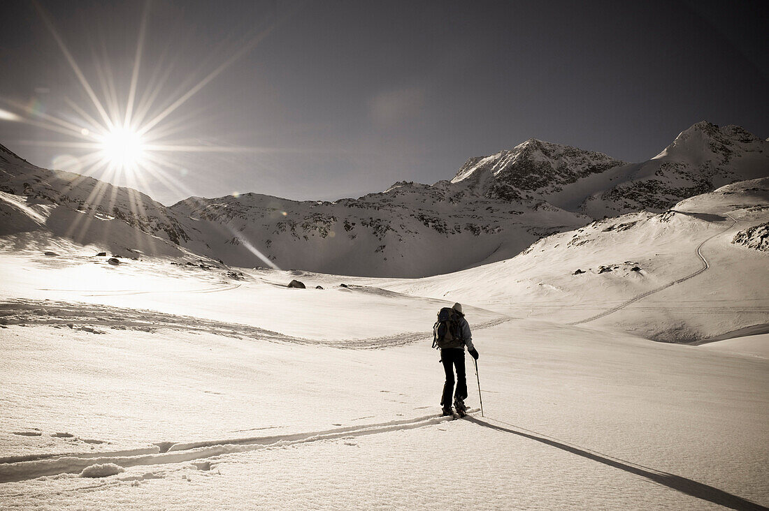 Frau auf einer Skitour, Sonnblickgruppe, Nationalpark Hohe Tauern, Rauris, Salzburger Land, Österreich