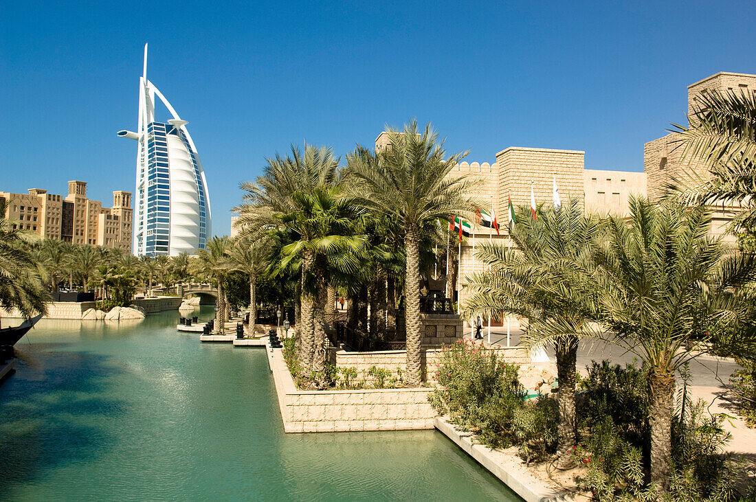 Luxus Hotel Burj al Arab mit Oase und Palmen, Madinat Jumeirah, Dubai, Vereinigte Arabische Emirate