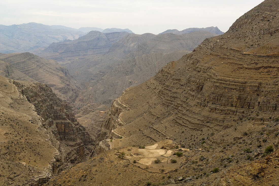 Wilde Berglandschaft mit Blick in die Schlucht, Sayh Plateau, Hajjar Gebirge, Kashab, Khasab, Musandam, Oman