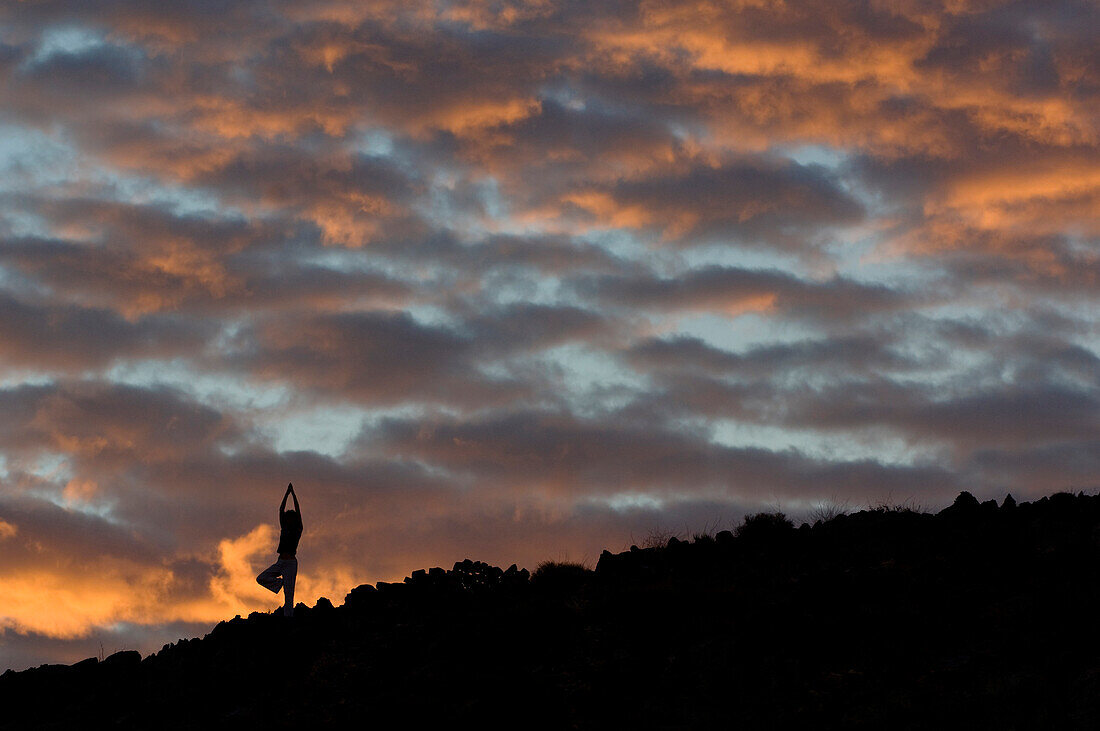 Frau macht Yoga im Sonnenuntergang, bei Linz, Österreich