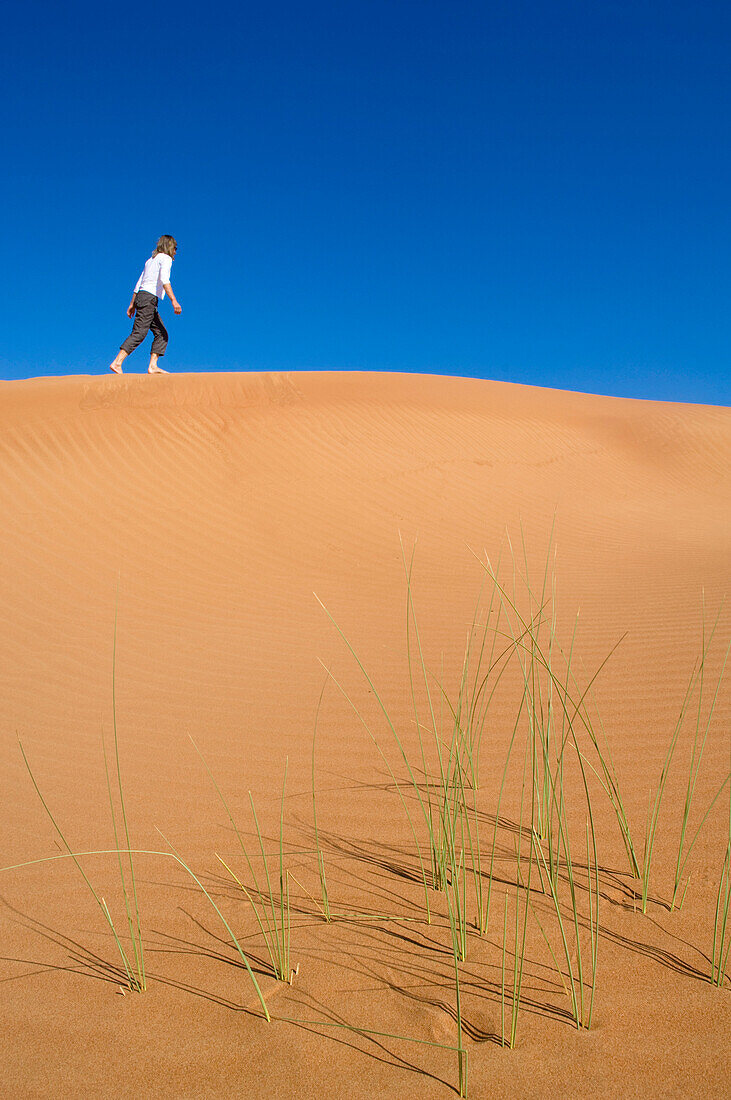 Frau läuft auf einer Sanddüne, Grosse Arabische Wüste, Vereinigte Arabische Emirate