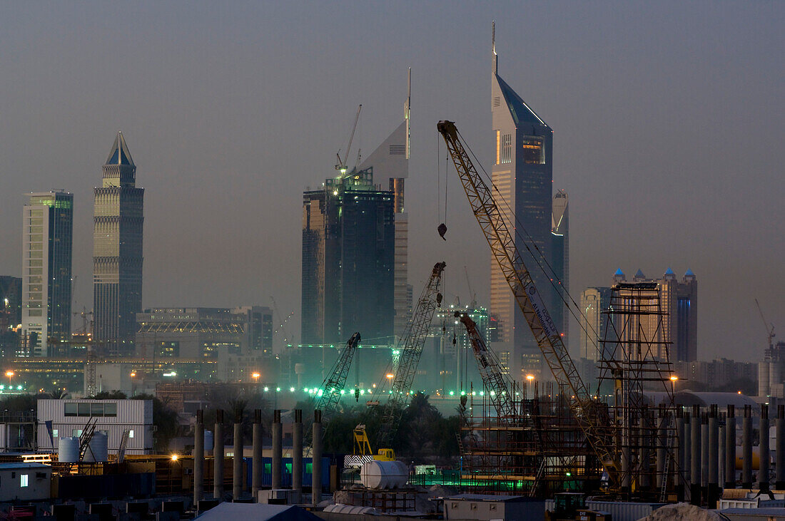 Baumaschinen und Kräne im Abendlicht, Bau, Dubai, Vereinigte Arabische Emirate