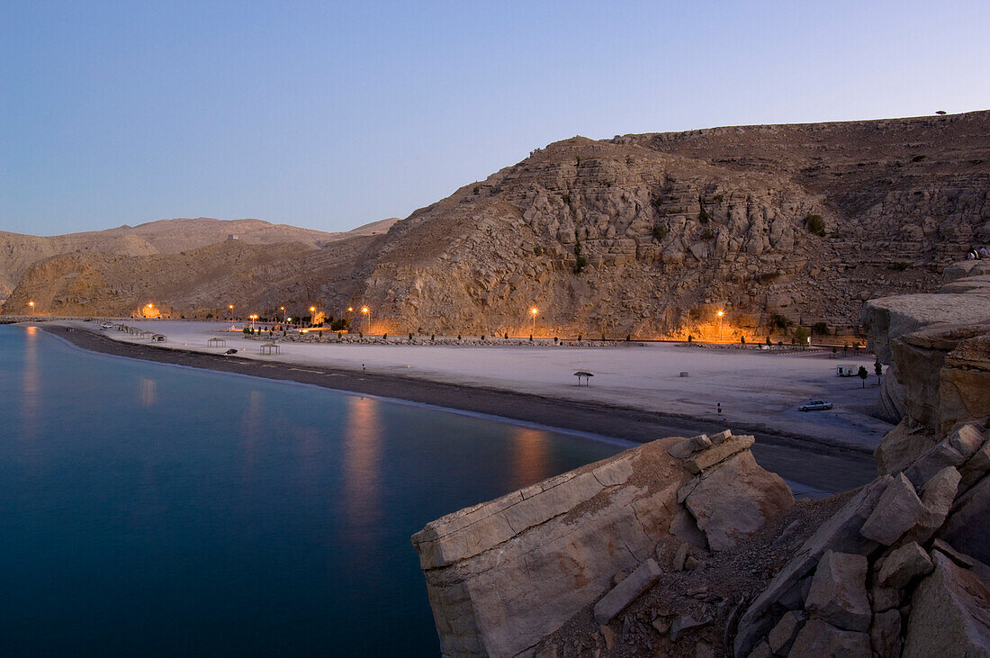 Küstenlandschaft und Strand im Abendlicht, Kashab, Khasab, Musandam, Oman