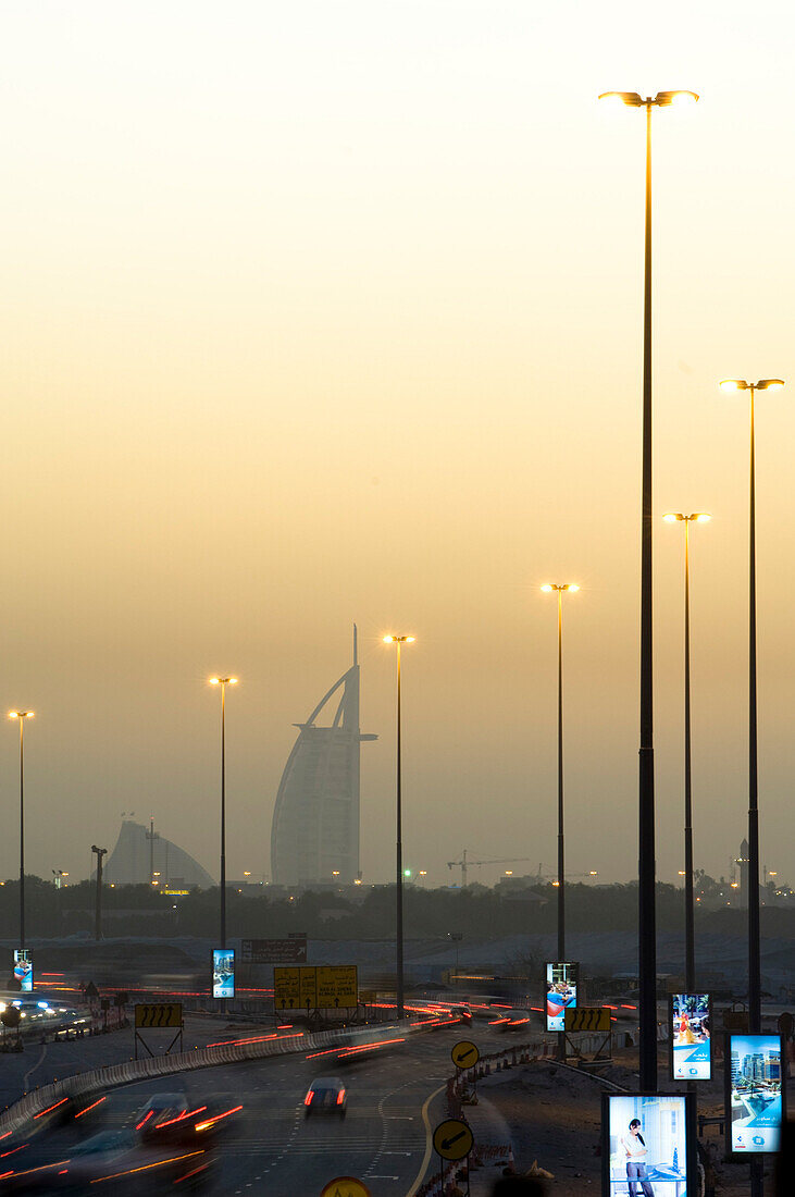 Dubai Skyline im Abendlicht, Burj al Arab im Hintergrund, Verkehrschaos, Verkehr, Dubai, Vereinigte Arabische Emirate