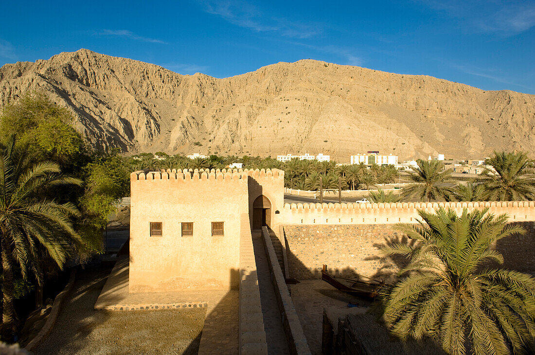 Berglandschaft mit Festung und Palmen, Hajjar Gebirge, Kashab, Khasab, Musandam, Oman
