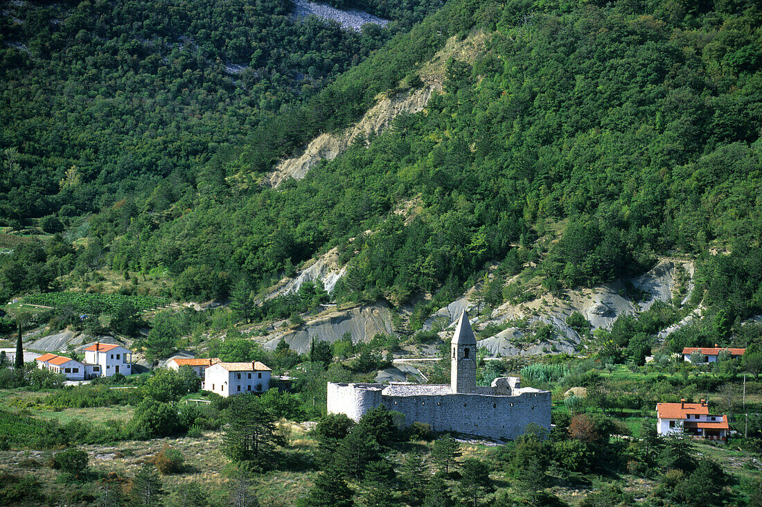 Die Wehrkirche der Heiligen Dreifaltigkeit in Hrastovlje, Slowenien