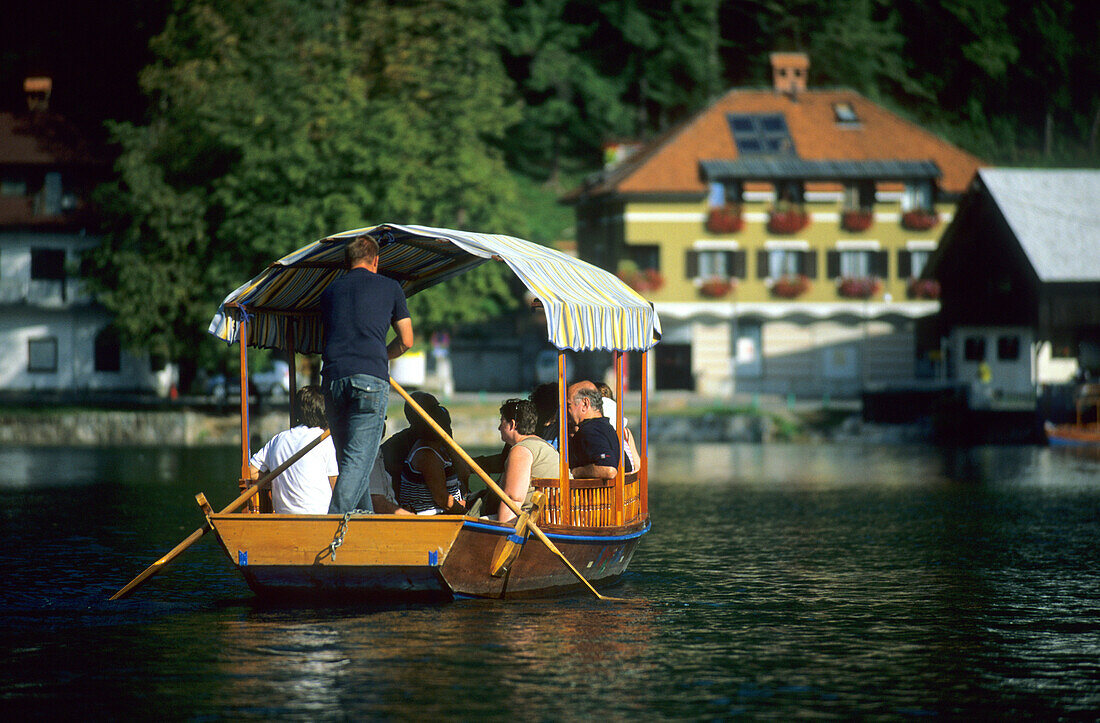 Barke auf dem Bleder See, Julische Alpen, Slowenien