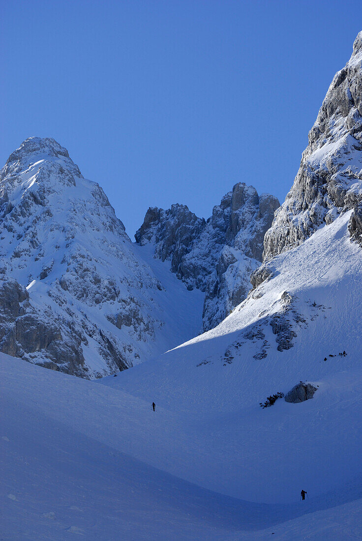 Zwei Skitourgeher beim Aufstieg im Griesner Kar, Wilder Kaiser, Kaisergebirge, Tirol, Österreich