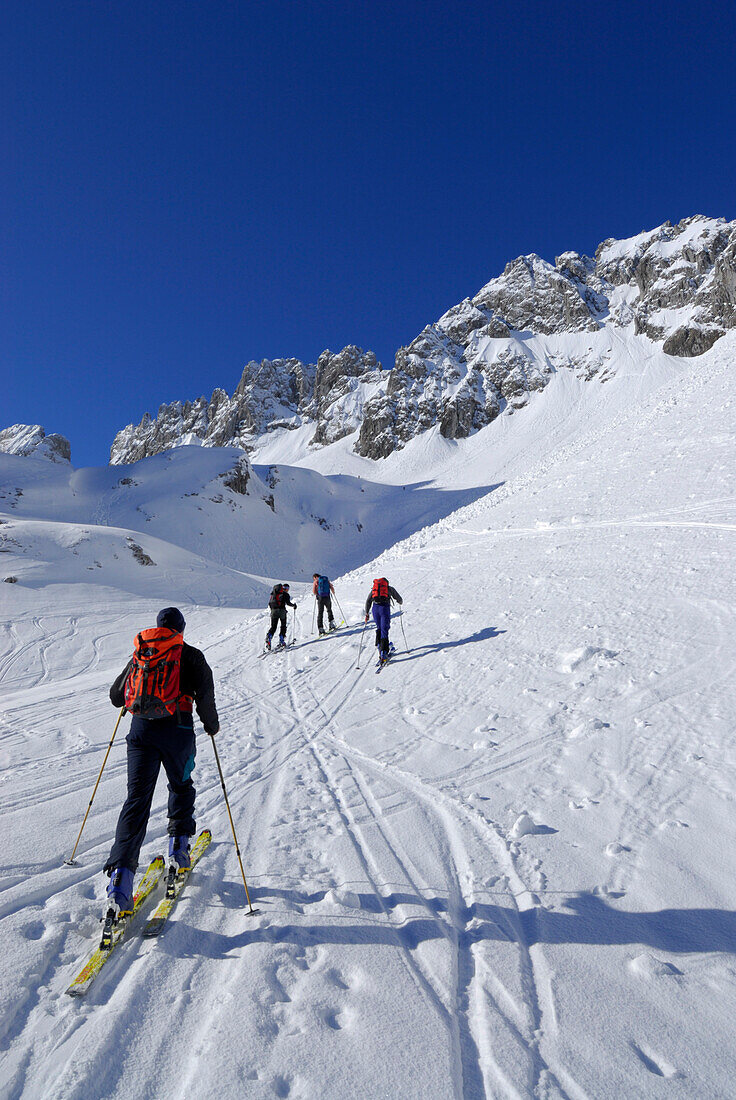 Skitourgeher beim Aufstieg, Griesner Kar, Wilder Kaiser, Kaisergebirge, Tirol, Österreich