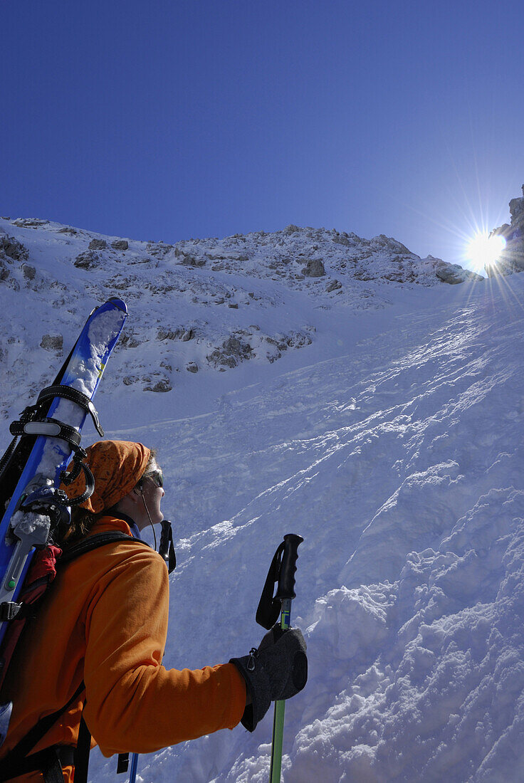 Skitourgeherin beim Aufstieg im Griesner Kar, Wilder Kaiser, Kaisergebirge, Tirol, Österreich