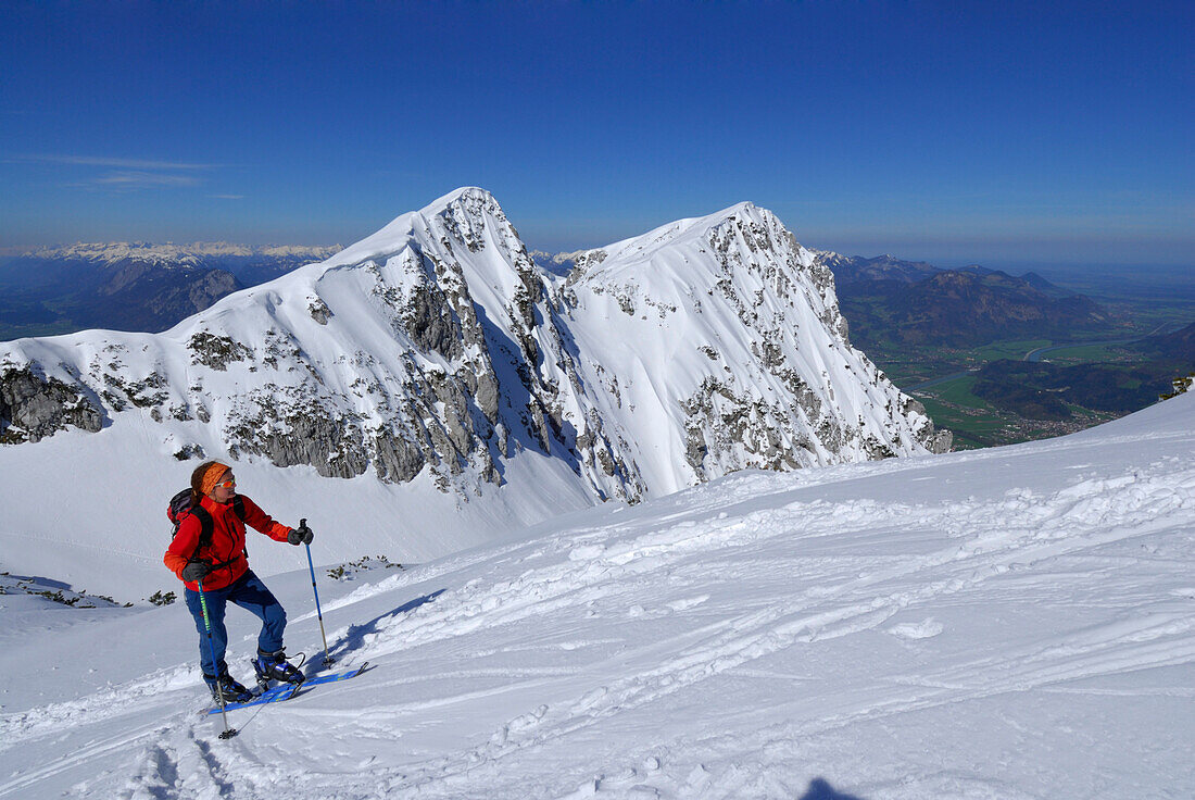 Female backcountry skier ascending, Pyramidenspitze, Eggersgrinn, Zahmer Kaiser, Kaiser range, Tyrol, Austria