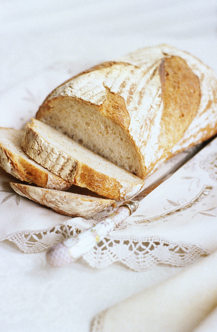 Aliment, Aliments, Bread, Bread slice, Bread Slices, Celebration, Close up, Close-up, Closeup, Color, Colour, Food, Foodstuff, Healthy, Healthy food, Holiday, Indoor, Indoors, Inside, Interior, Knife, Knives, Nourishment, Nutrition, Still life, Vertical, 