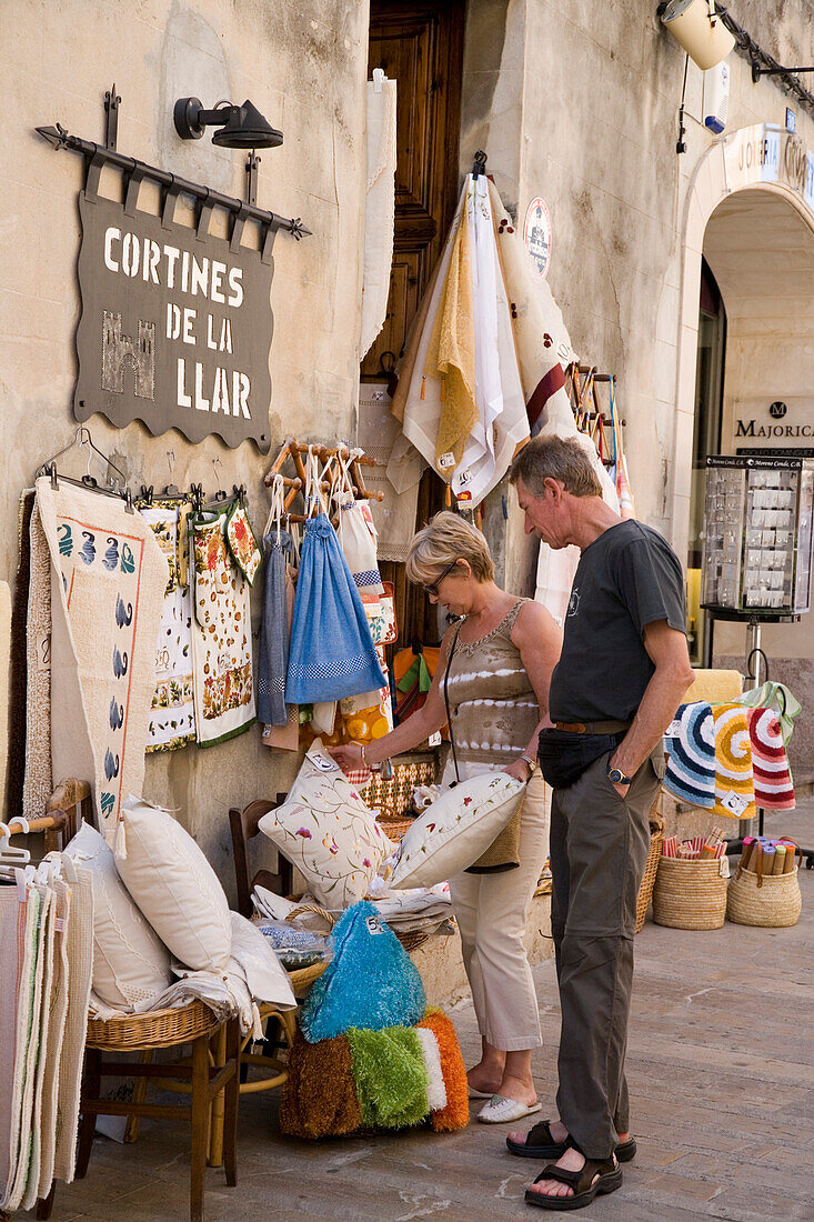 Paar beim Einkaufsbummel in der Altstadt, Alcudia, Mallorca, Balearen, Spanien, Europa