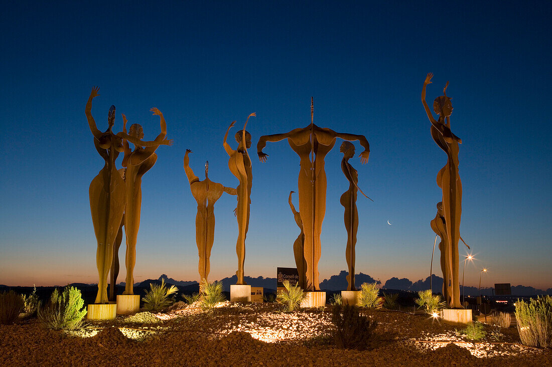 Skulpturen in der Morgendämmerung, an einem Kreisel an der Autobahn von Palma nach Manacor, nahe Montuiri, Mallorca, Balearen, Spanien, Europa