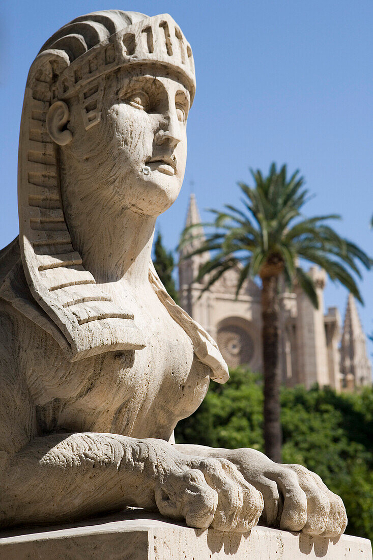 Statue am Passeig des Born und Kathedrale La Seu, Palma, Mallorca, Balearen, Spanien, Europa