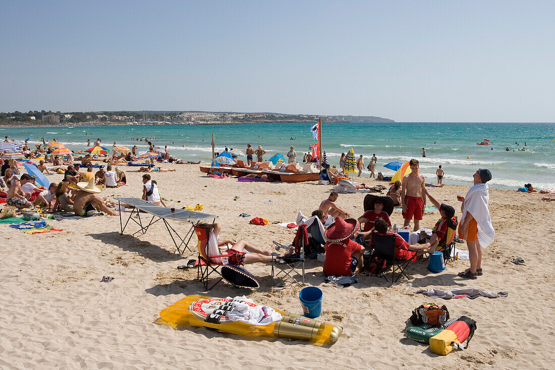 Deutsche Urlauber in Partylaune am Strand nahe Ballermann, El Arenal, Playa de Palma, Mallorca, Balearen, Spanien, Europa