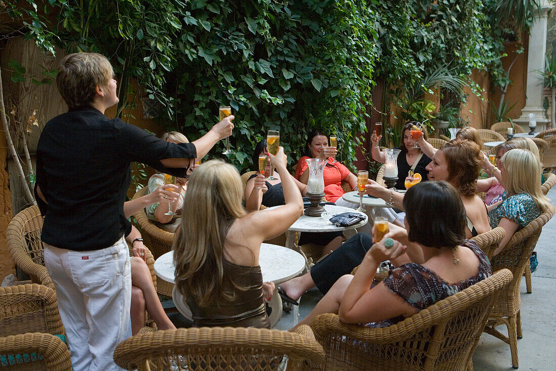 Frauen genießen Aperitif im Garten der Abaco Cocktail Bar in der Altstadt, Palma, Mallorca, Balearen, Spanien, Europa