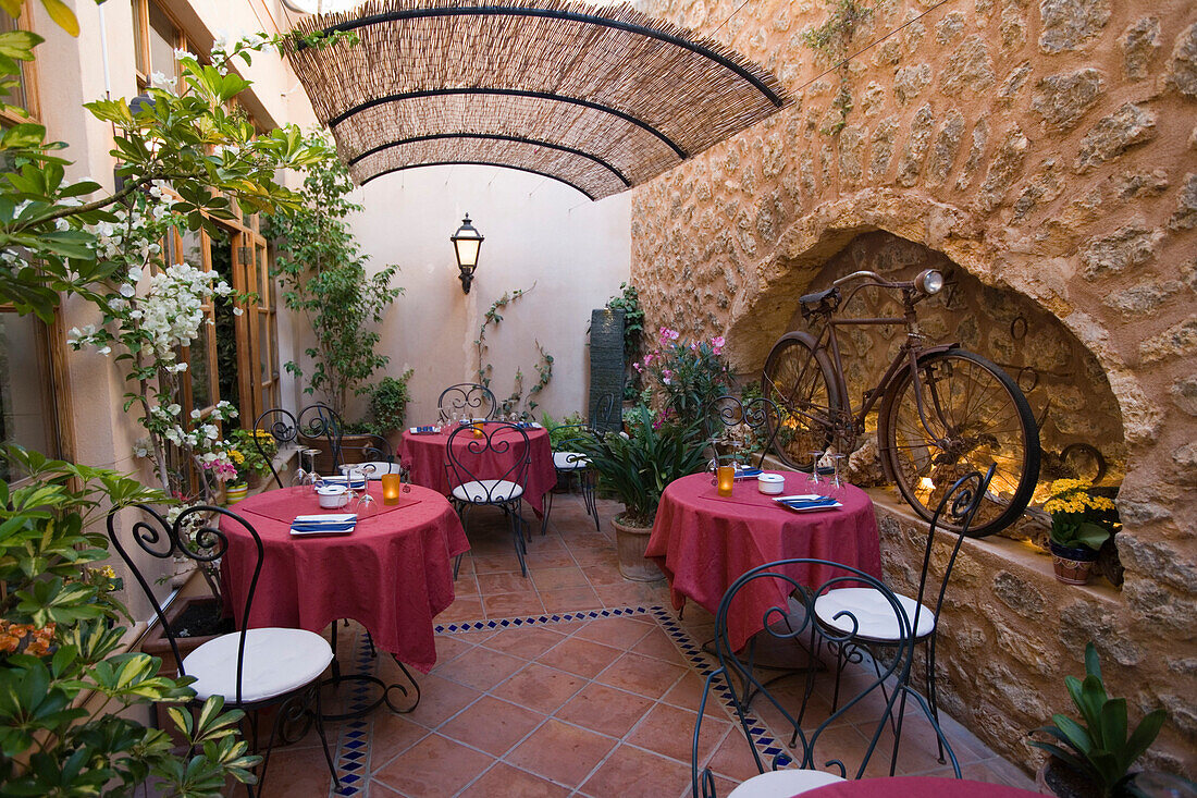 Gemütlicher Innenhof des Café es Trast, Banyalbufar, Mallorca, Balearen, Spanien, Europa