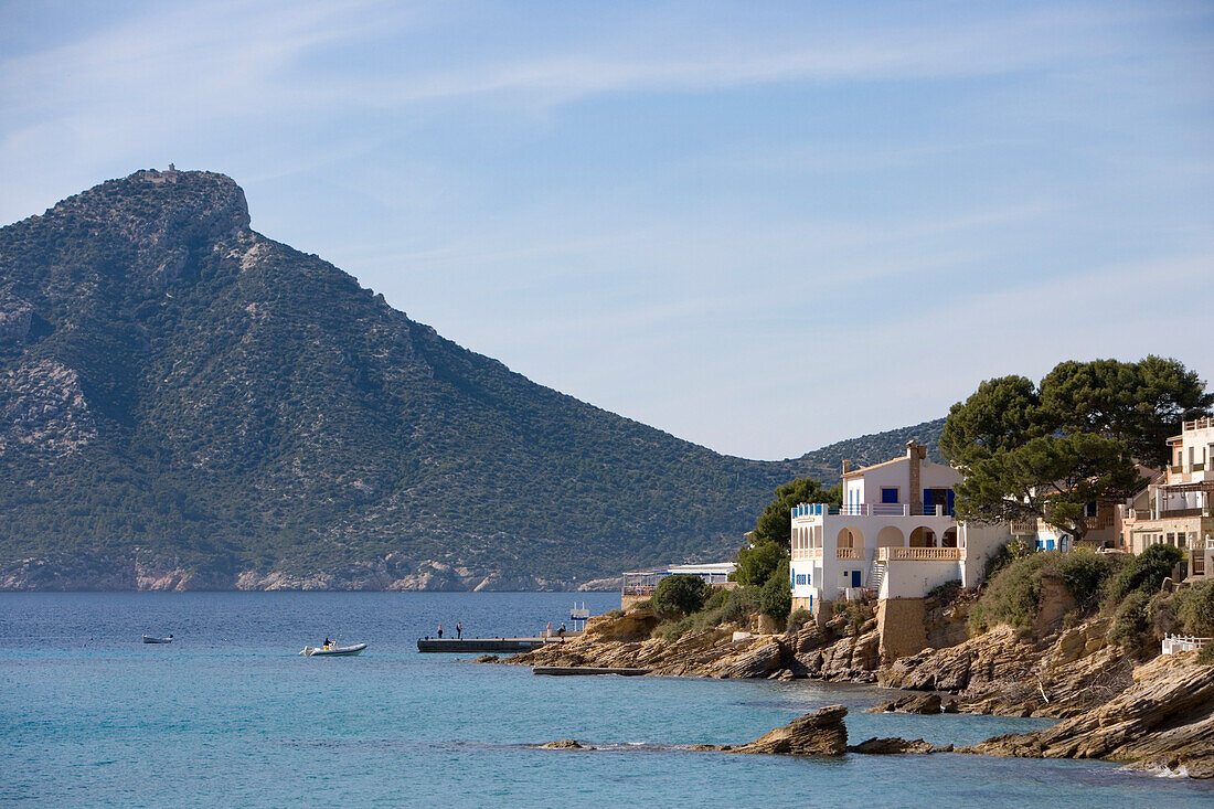 Häuser an Küste und Sa Dragonera Insel, Sant Elm, Mallorca, Balearen, Spanien, Europa