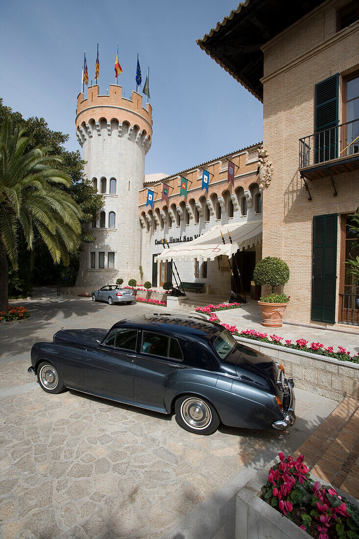 Luxusautos vor Castillo Hotel Son Vida, Son Vida, nahe Palma, Mallorca, Balearen, Spanien, Europa