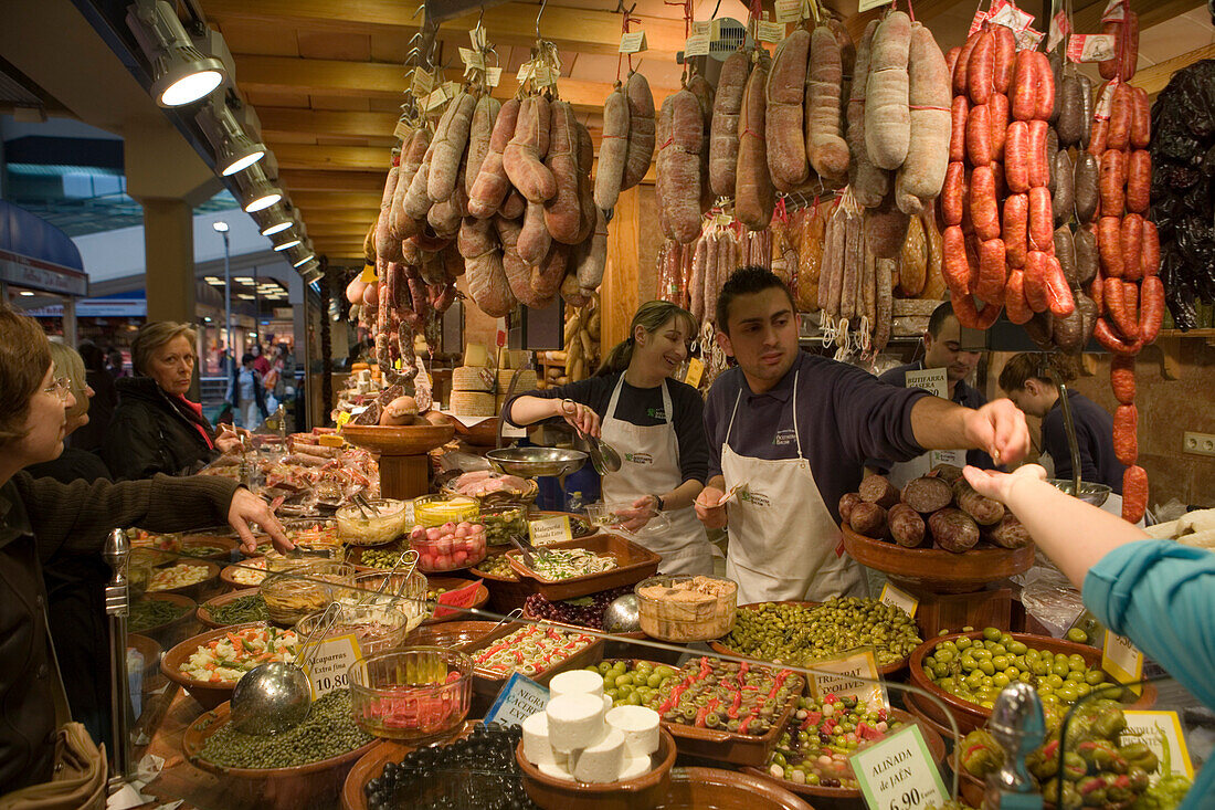 Sobrasada Wurst und weitere Köstlichkeiten an einem Stand des Mercado del Olivar Markt, Palma, Mallorca, Balearen, Spanien, Europa
