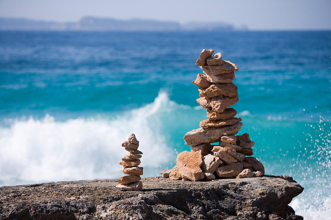 Türme aus Steinen, Cap de Ses Salines, Mallorca, Balearen, Spanien, Europa