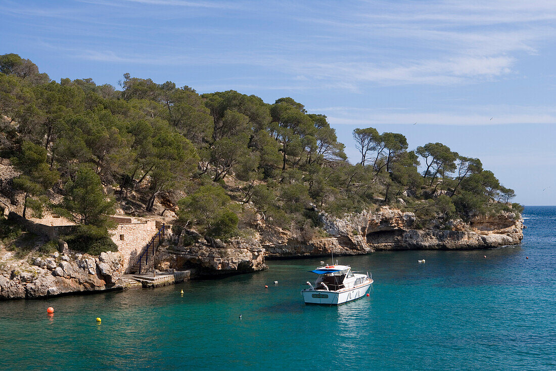 Motoryacht in der Cala Figuera Bucht, Cala Figuera, Mallorca, Balearen, Spanien, Europa