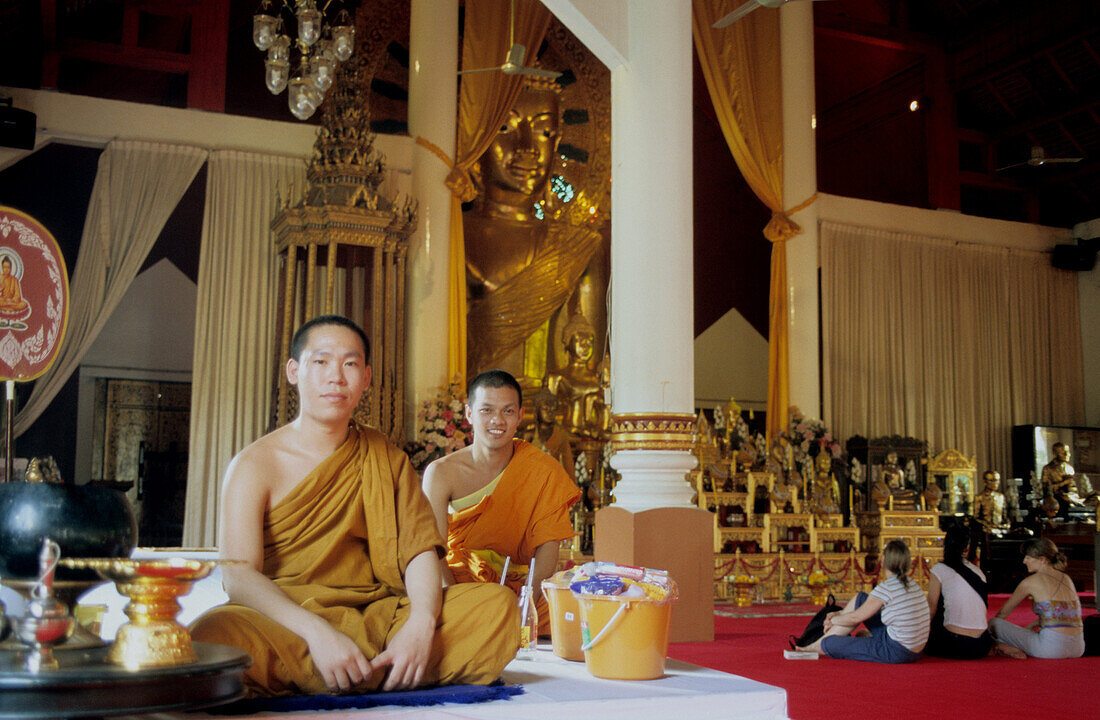 Mönche in Wat Phra Sing Tempel, Chiang Mai, Nord Thailand, Thailand