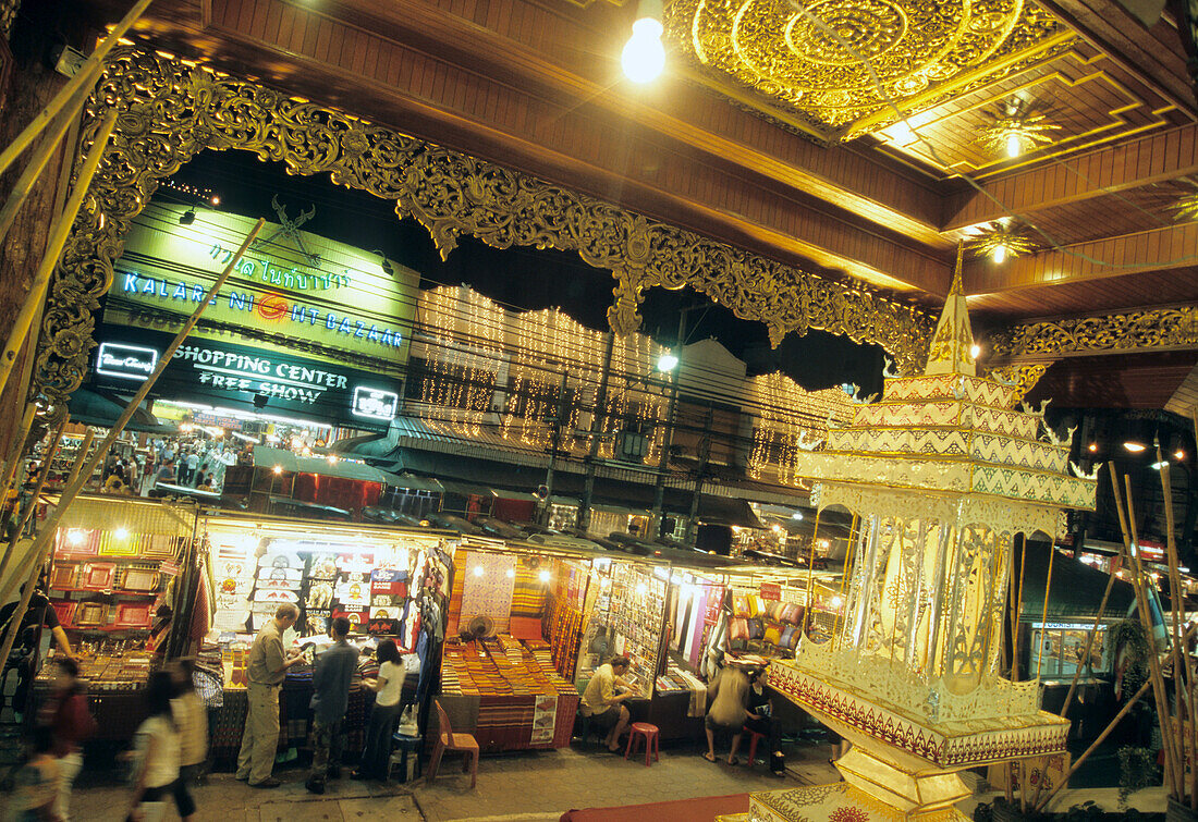 Leute, Touristen am Nachtmarkt, Chiang Mai, Nord Thailand, Thailand