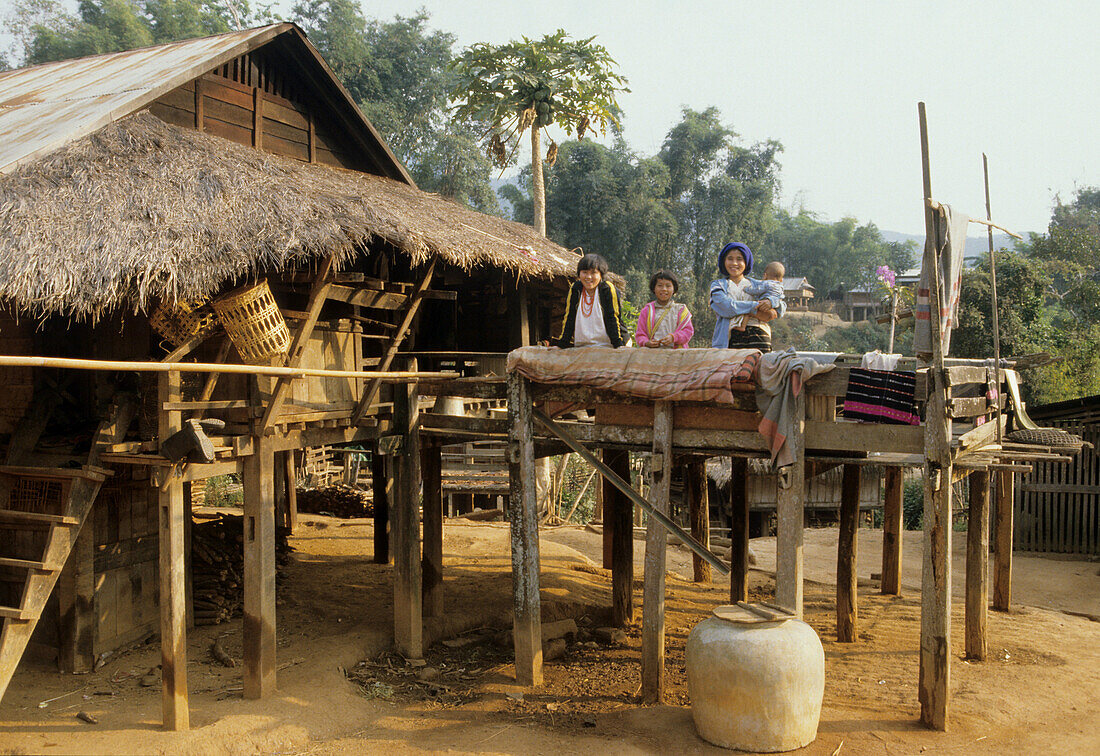 Einheimische Familie im Stamm der Karen bei Chiang Mai, Nord Thailand, Thailand