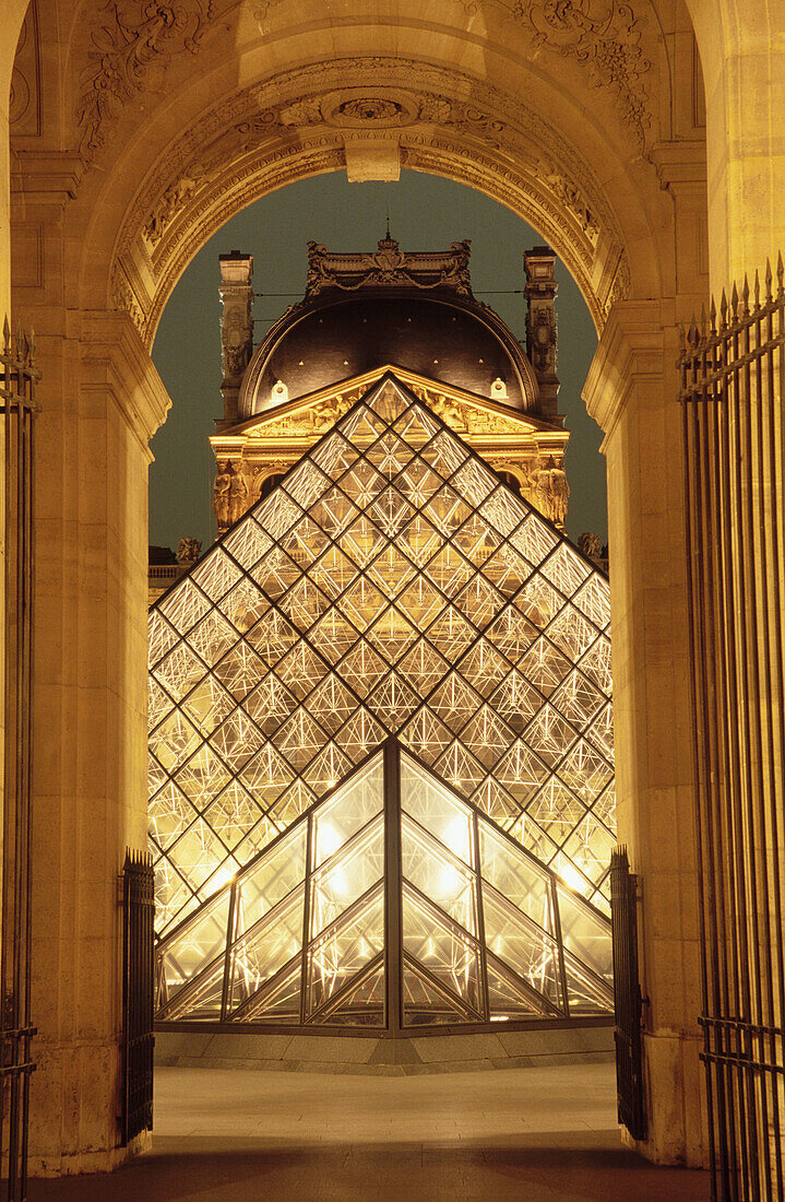 Leoh Ming Peis Piramid. Louvre museum. Paris. France