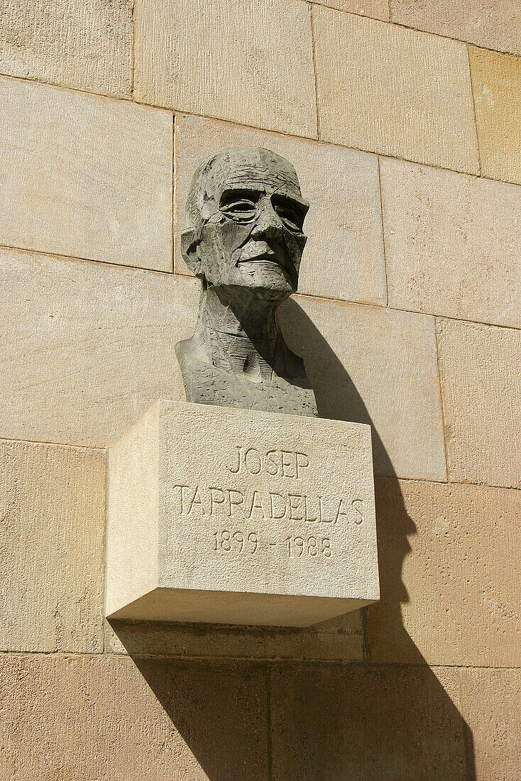 Josep Tarradellas bust by Josep Mª Subirachs. Pati dels Tarongers. Palau de la Generalitat. Barcelona. Spain.