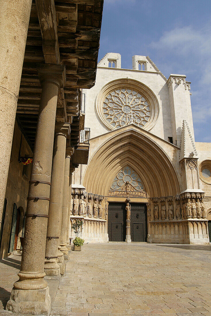 Gothic cathedral (built 12-14th century), front facing Pla de la Seu square. Tarragona. Spain.