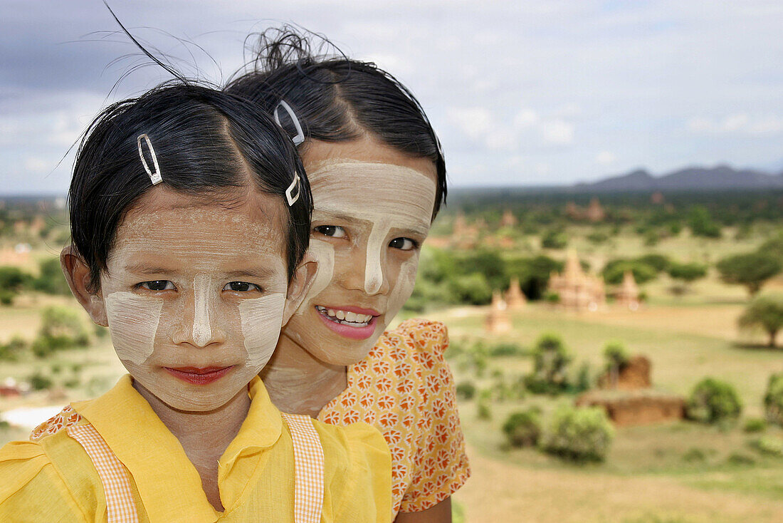 2 girls with tanaka paste. Bagan. Myanmar (Burma)