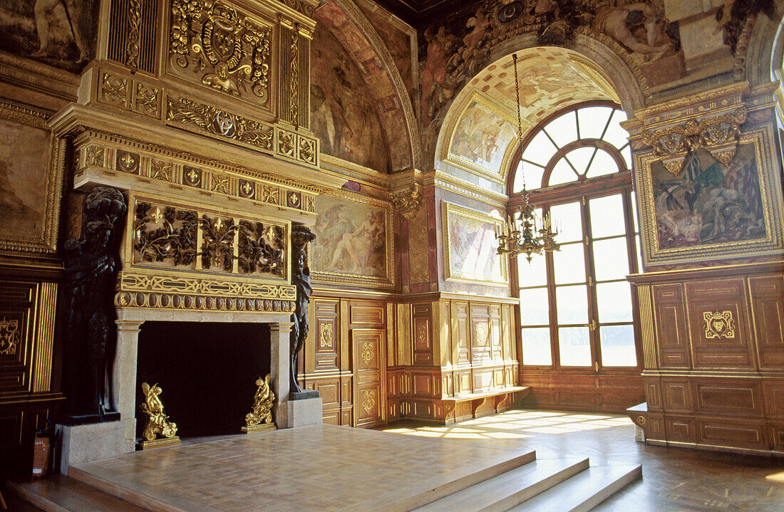 Fireplace and ballroom. Fontainebleau Palace. France