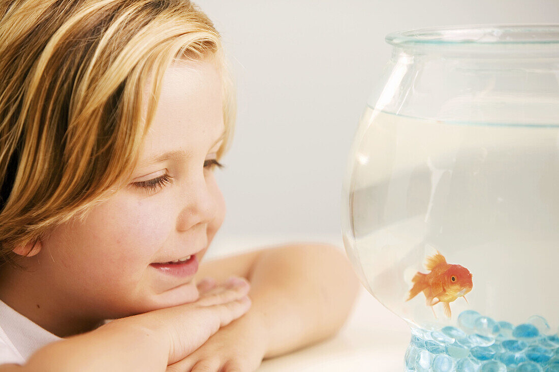 up, Close-up, Closeup, Color, Colour, Contemporary, Curiosity, Curious, Face, Faces, Facial expression, Facial expressions, Female, Fish, Fishbowl, Fishbowls, Fishes, Girl, Girls, Grin, Grinning, Head