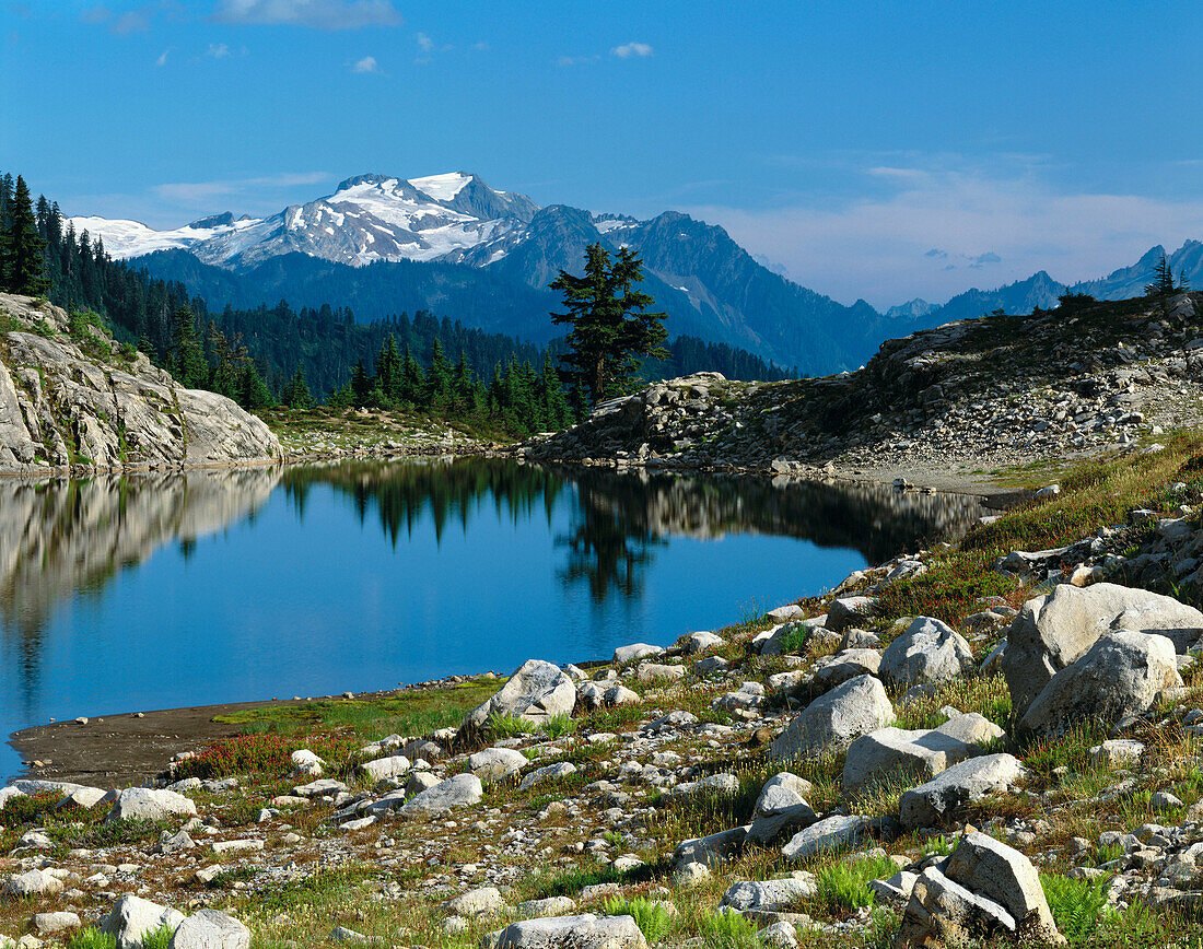 Lake, Mount Baker wilderness. Washignton, USA