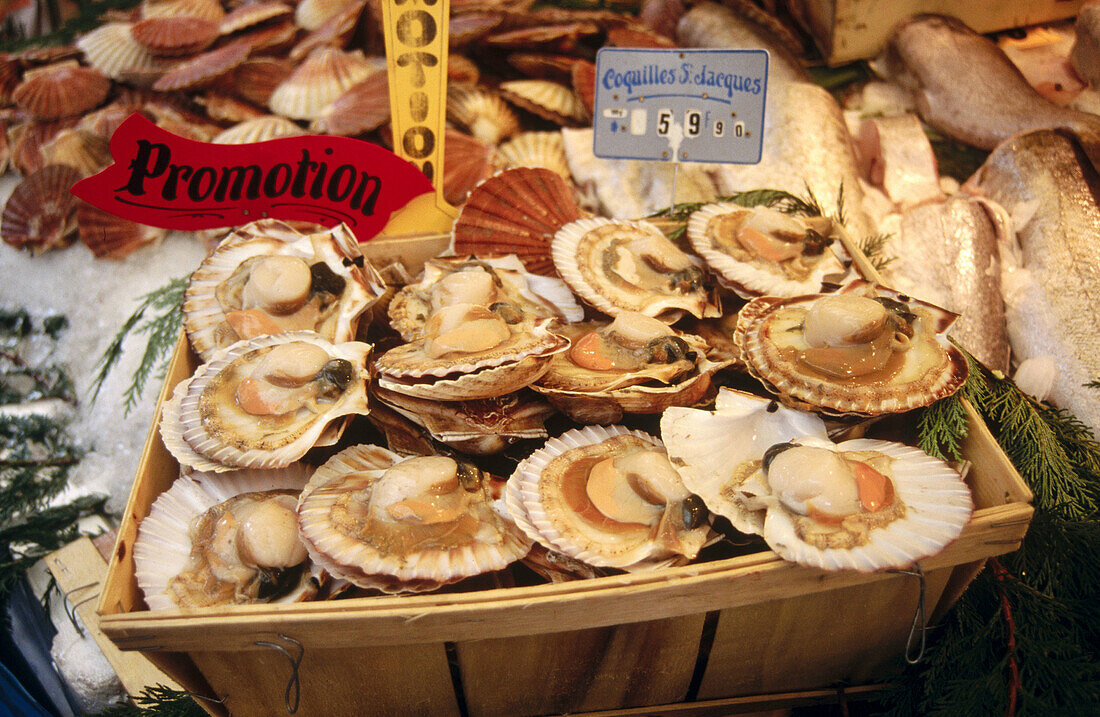 Senlis market. Picardy region. North of France.