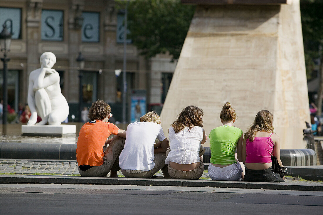 Back view, Barcelona, Catalonia, Catalunya, Cataluña, Cities, City, Cityscape, Cityscapes, Color, Colour, Daytime, Europe, Exterior, Five, Five persons, Human, Leisure, Monument, Monuments, Outdoor, Outdoors, Outside, People, Person, Persons, Plaça de Cat